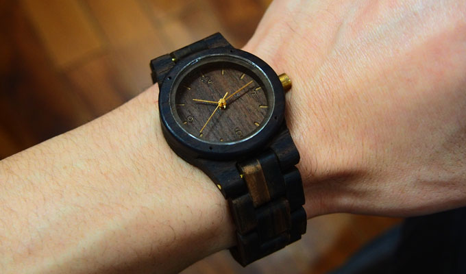 黒檀の木製腕時計