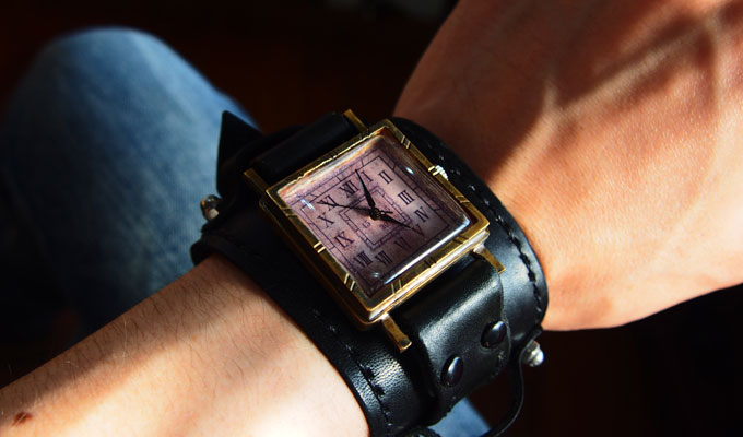 バングル型のかっこいい腕時計