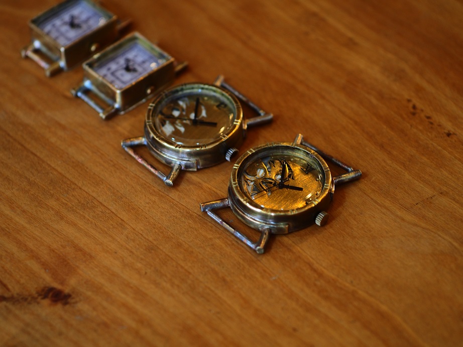 透かし彫りの文字盤の腕時計の製作過程