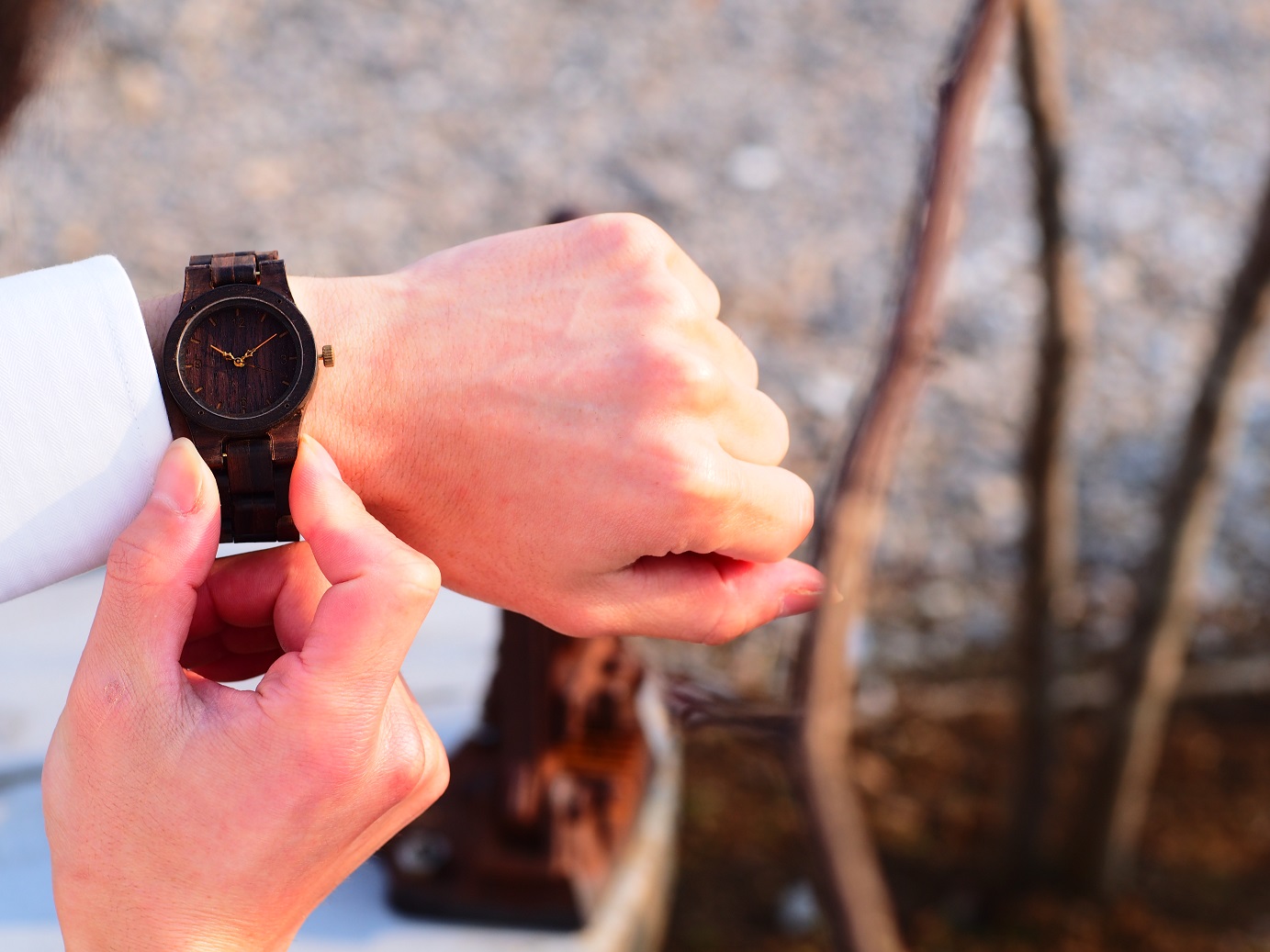 三つ折りベルトの木製腕時計